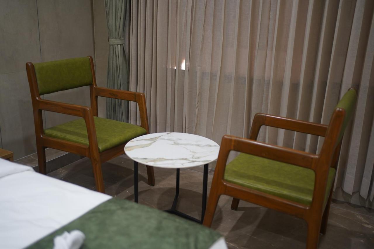 Hotel Stature Inn Kevadia Buitenkant foto
